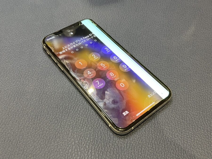 画面に白い線が入っているiPhoneXS（アイフォンテンエス）パネルの交換を行いました!