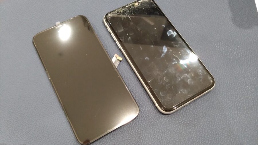 画面が激しく割れてしまったiPhone11（アイフォンイレブン）の修理を行いました!【スマホ修理工房仙台PARCO2店】