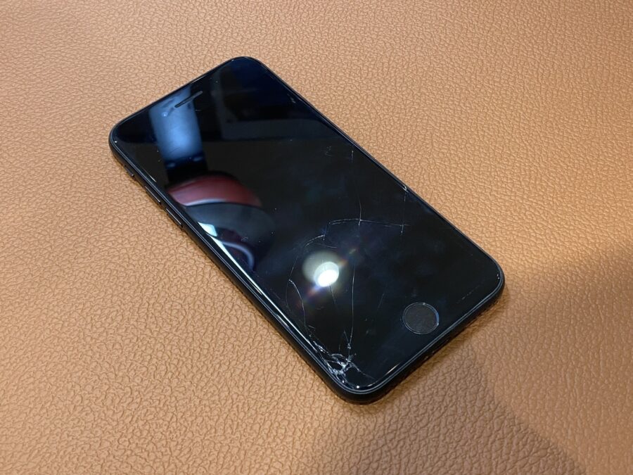 ガラスにヒビが入ってしまったiPhoneSE（アイフォンエスイー）第三世代の修理を行いました!
