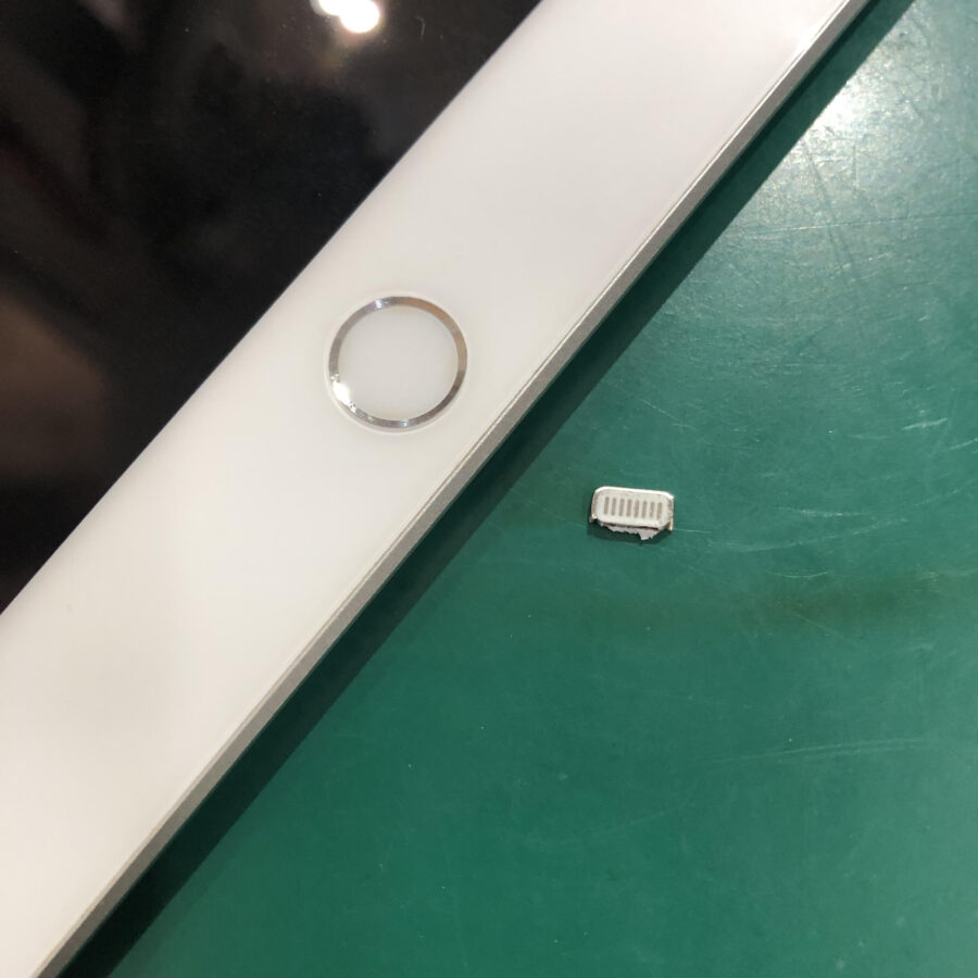 iPadの充電口にケーブルの先が詰まってしまった??そんなときは「スマホ修理工房　池袋P’パルコ本店」へご相