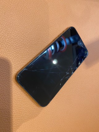画面のガラスが壊れたiPhoneXS（アイフォンテンエス）パネルの修理が可能です!【スマホ修理工房仙台PARCO2店】