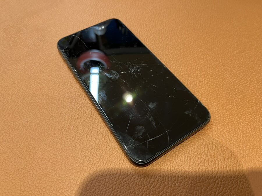 全体が割れてしまったiPhone11proMax(アイフォンイレブンプロマックス)画面修理を行いました!