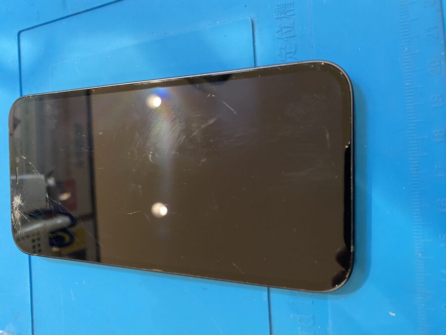 上部画面割れの目立つiPhone12(アイフォントゥエルブ)大崎市よりお持ち込み頂きました!