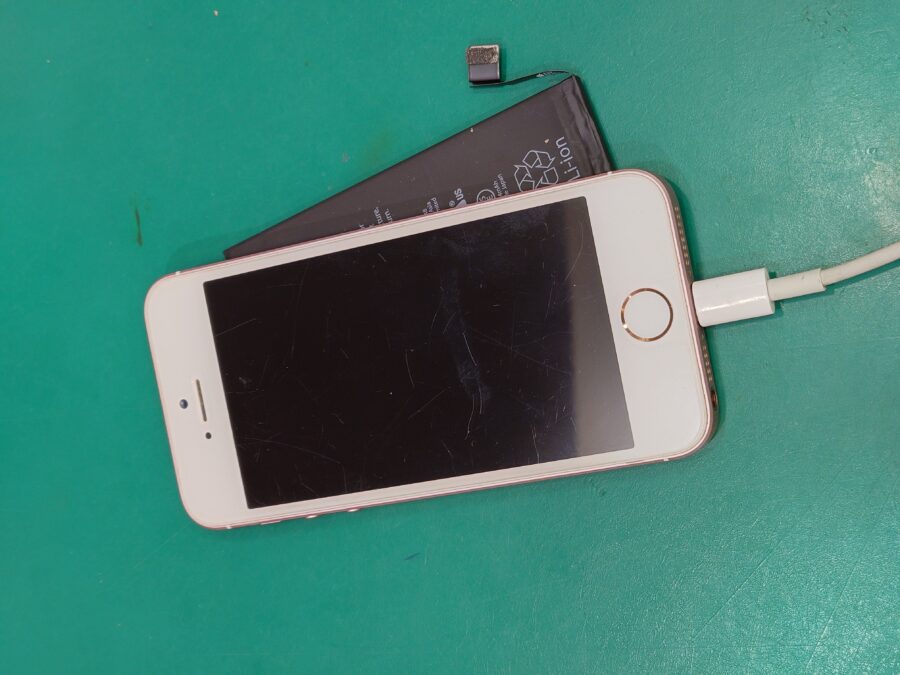 【バッテリー交換修理】藤沢市からお越しのお客様より、iPhoneSE(アイフォンSE初代)をお持ち込みいただきました！【iPho