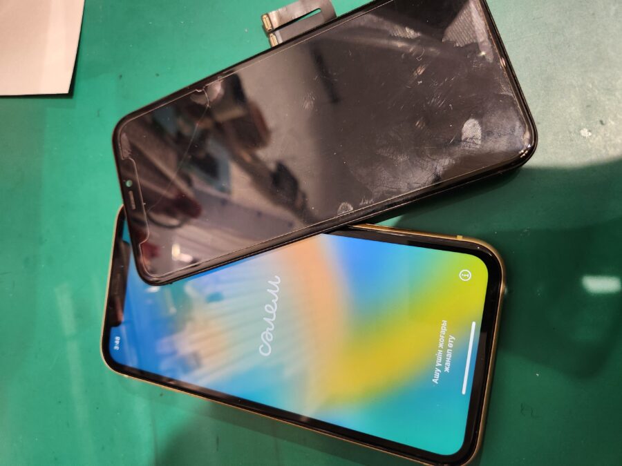 iPhoneXR(アイフォン)画面割れ＆液晶に縦線が入っても、修理可能です！即日修理可能【スマホ修理工房渋谷店】