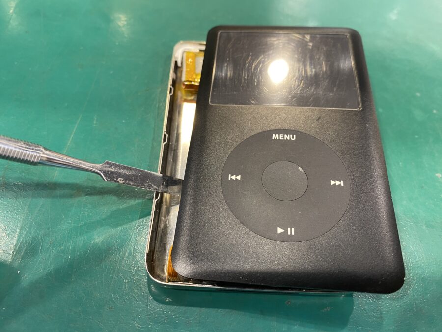 Apple iPod classic 60GB 【バッテリー交換済】 iPod classic】バッテリー膨張で液晶に異常発生｜内部から圧迫