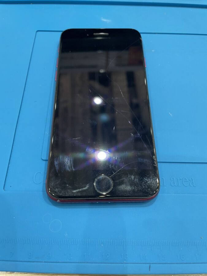 iPhoneSE3の画面割れ・液晶破損修理は【スマホ修理工房池袋P’パルコ店】までお越しください！