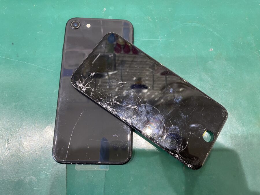 江東区・墨田区エリアでiPhoneSE(第2世代)ガラス割れ、液晶破損、画面破損の交換なら【スマホ修理工房西大島店】へ