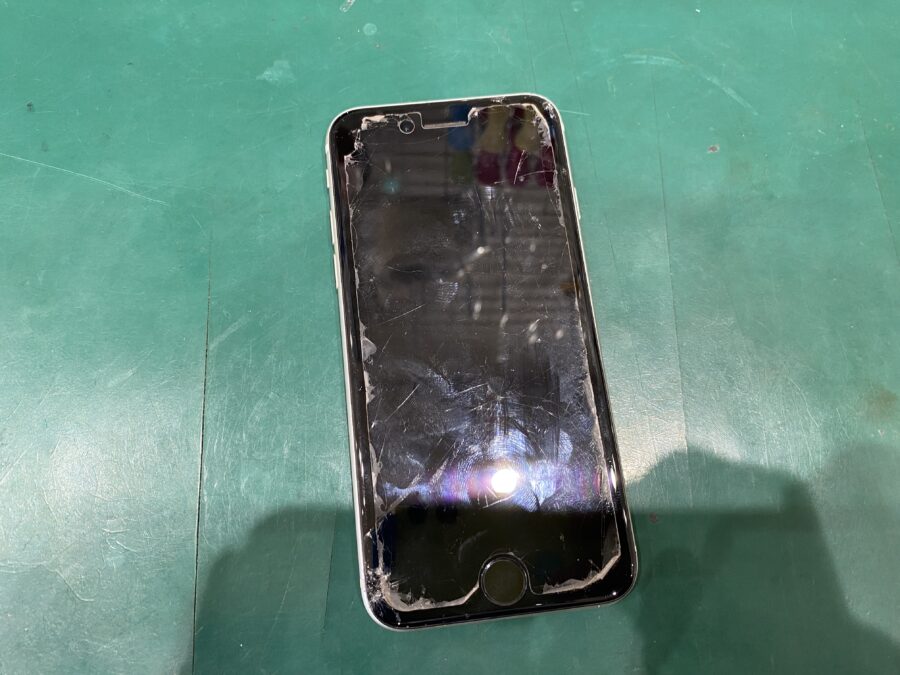江東区・墨田区エリアでiPhoneSE3(第3世代)ガラス割れ、液晶不良の画面交換なら即日修理対応の当店へ