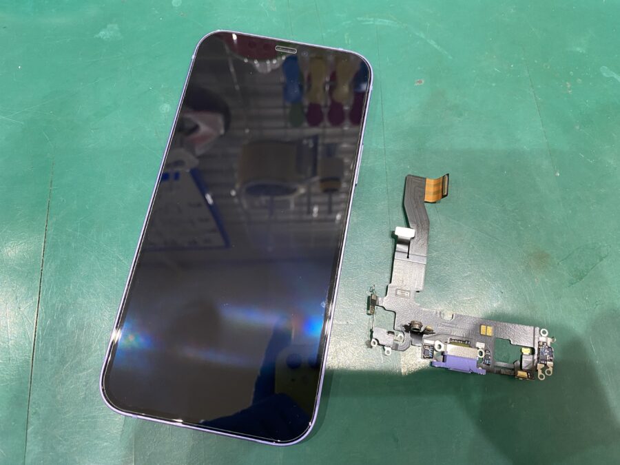 江東区エリアでiPhone12(アイフォン)充電が出来ない、反応が悪いなどの症状なら即日修理の【スマホ修理工房西大島店】へ