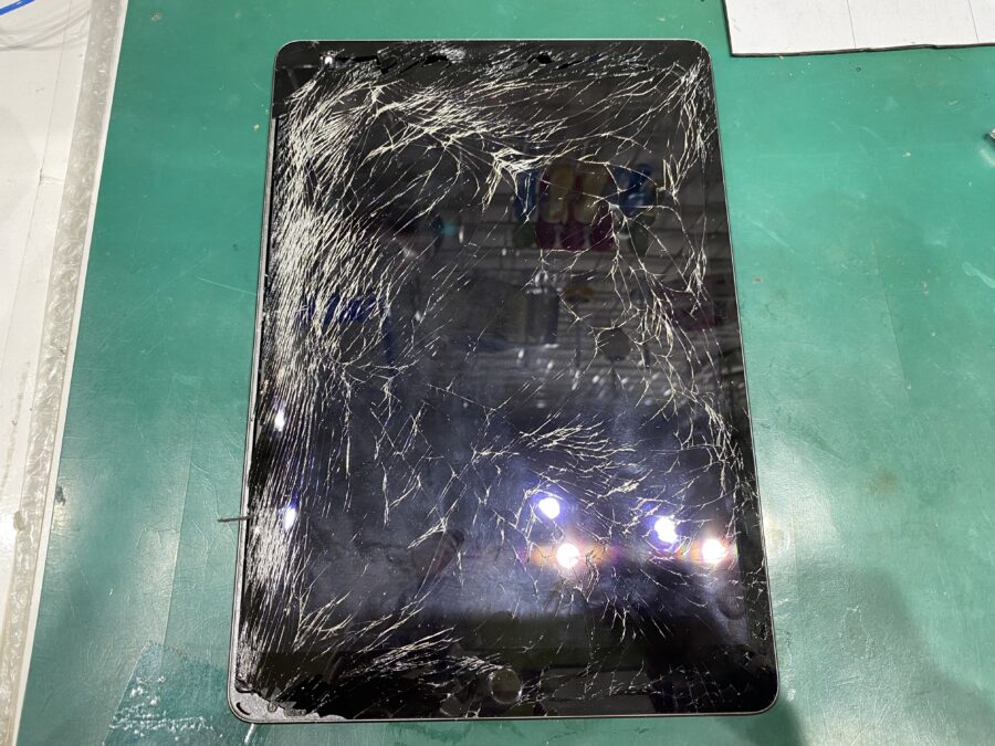 江東区西大島、亀戸近くのスマホ修理店！iPad9(第9世代)落としてガラスがバキバキに割れてしまった際は当店にお任せ！