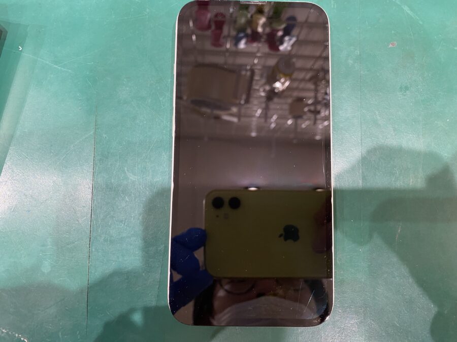 江東区西大島、亀戸近くのスマホ修理店！iPhone13(アイフォン)画面が映らない。でも電話は鳴るしバイブレーションも反応はする