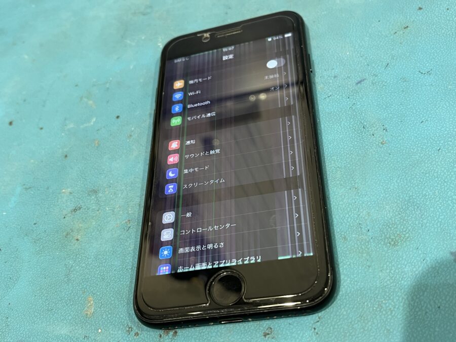 液晶画面に何本も線が入ったiPhoneSE2（アイフォンSE第2世代）。スマホ修理工房渋谷店なら、キレイに元通り画面に修理
