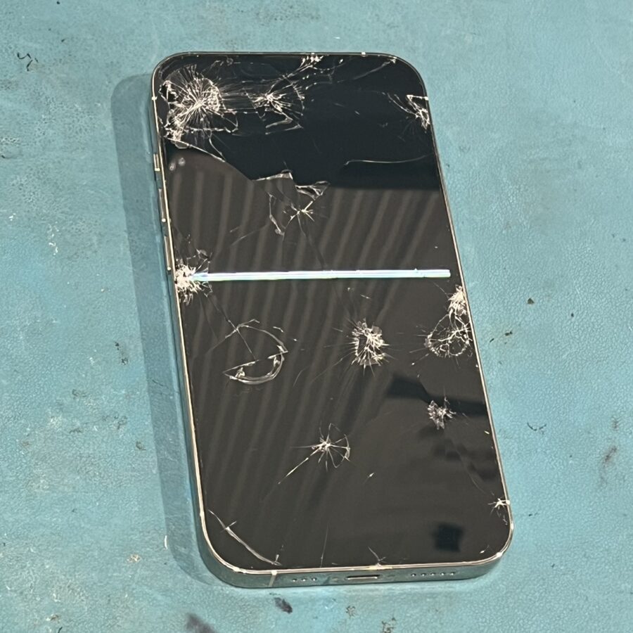 車に轢かれてバキバキのiPhone13Pro（アイフォン）。。。こんな状態からでもスマホ修理工房渋谷店なら、修理できちゃう