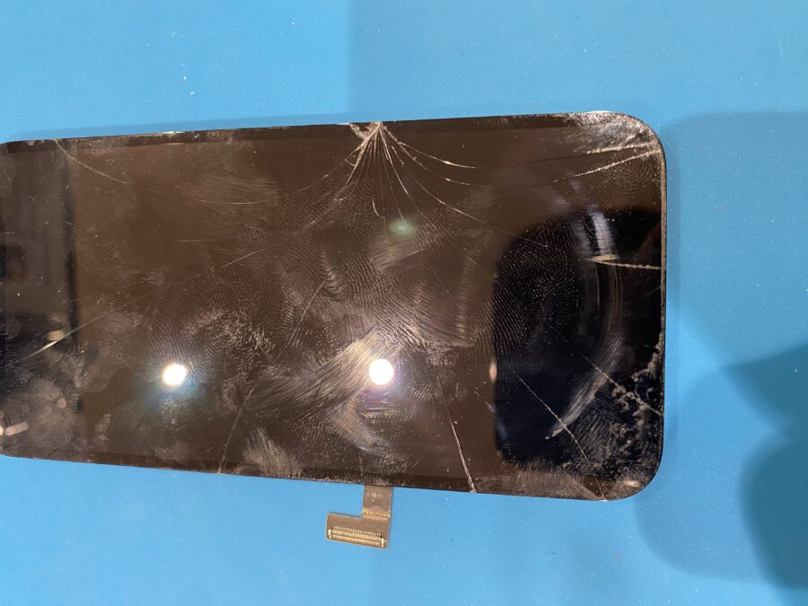 ガラスの損傷があるiPhone12mini(アイフォントゥエルブミニ)をお持ち込み頂きました!