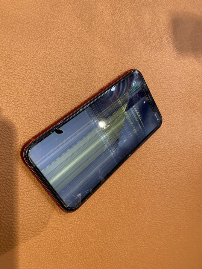 液晶不良が酷く操作が出来ないiPhoneXR(アイフォンテンアール)【スマホ修理工房仙台PARCO2店】