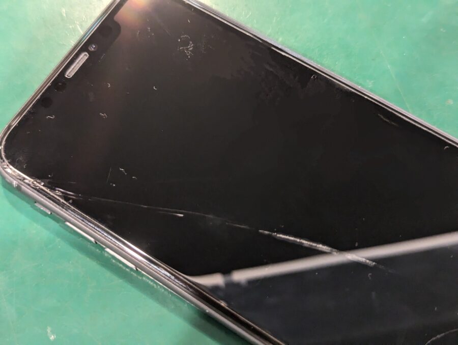 iPhone 11(アイフォン)のガラスに亀裂が入ってしまった！千葉駅すぐのスマホ修理工房ペリエ千葉店へ！
