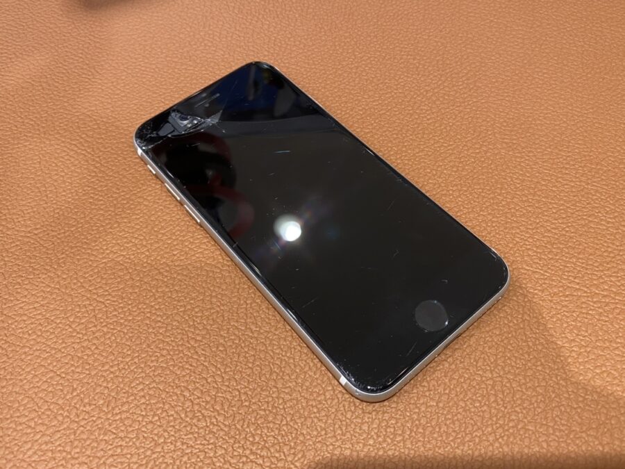 上部のガラス割れが激しいiPhoneSE(アイフォンエスイー)第三世代修理を行いました!