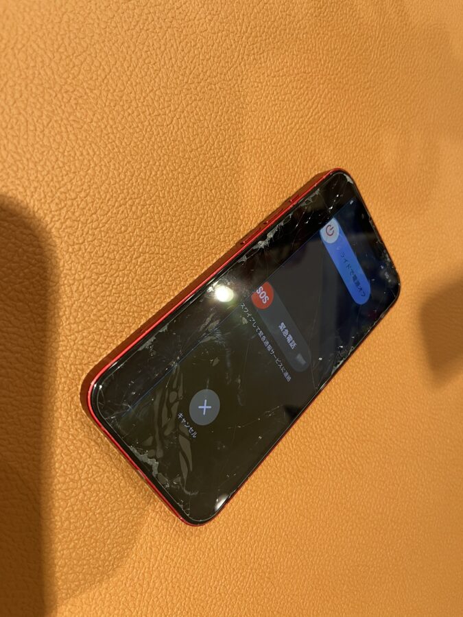 液晶に黒い線の入っているiPhone13(アイフォンサーティーン)画面修理を行いました!【スマホ修理工房仙台PARCO2店