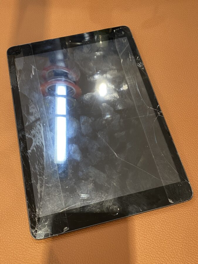 ガラスの割れてしまった第7世代iPad(アイパッド)修理を行いました!【スマホ修理工房仙台PARCO2店】