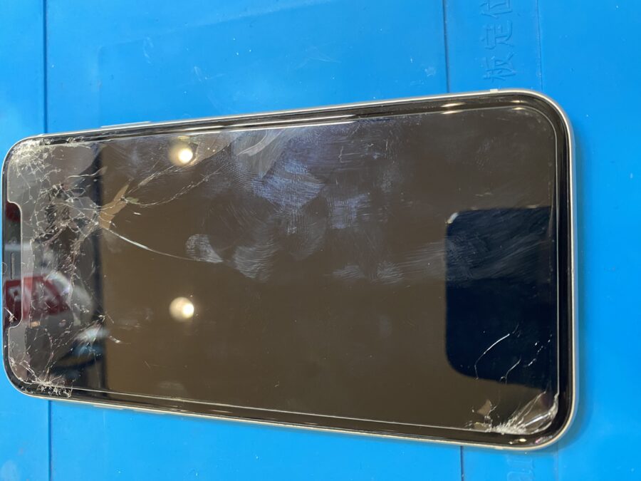ガラスの割れたiPhone11(アイフォンイレブン)太白区よりお持ち込み頂きました!【スマホ修理工房仙台PARCO2店】