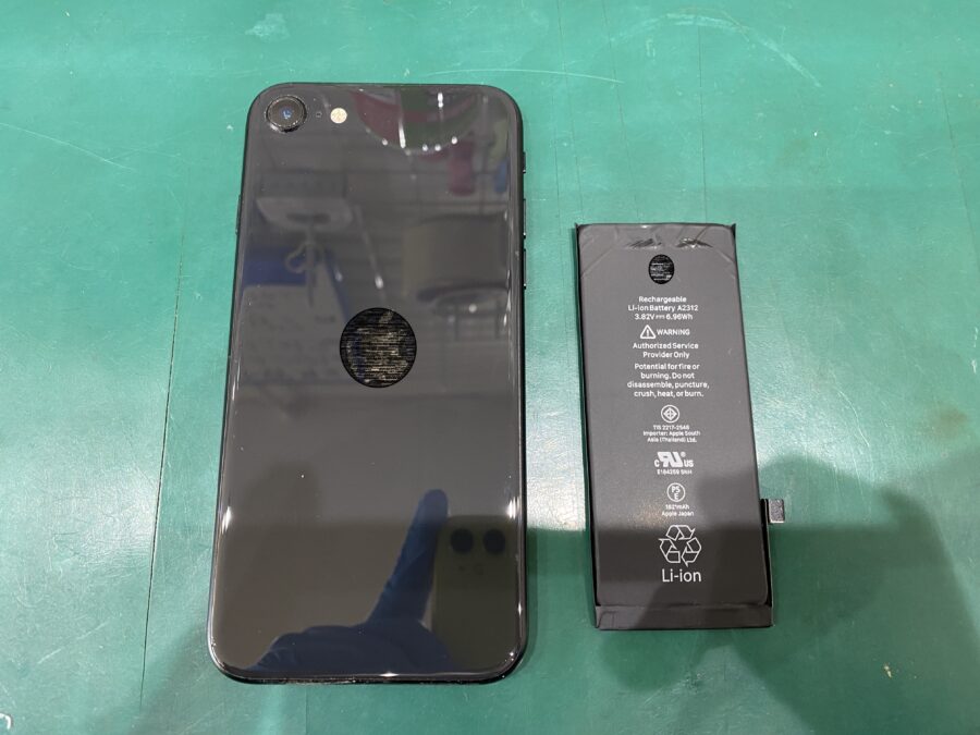 江東区西大島、亀戸近くのスマホ修理店！iPhoneSE2(アイフォン)最近充電が持たないな。。そんな時は当店にお任せ！