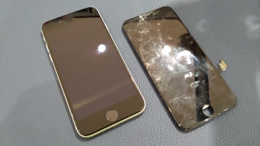 スピーカー周りがひび割れてしまったiPhoneSE2（アイフォンエスイー2）の修理を行いました!