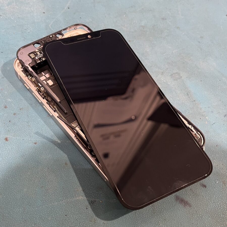 落とした衝撃でiPhone12（アイフォン）がバラバラに…！？スマホ修理工房渋谷店で液晶画面のパーツ交換をすれば解決！