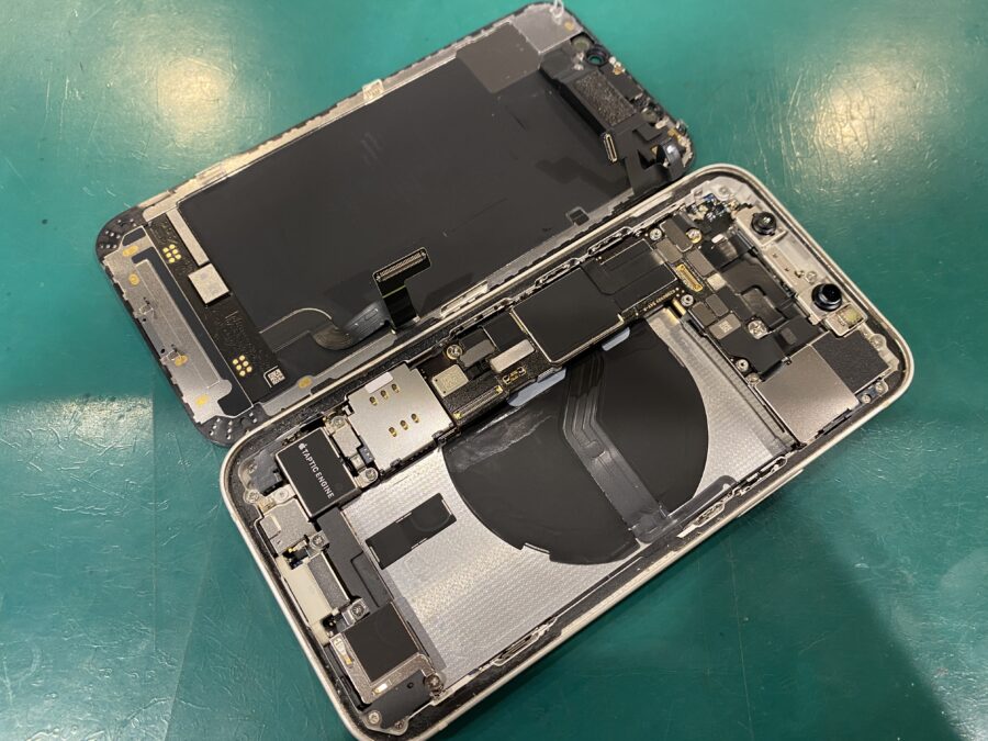 iPhone 12 mini(アイフォン)のバッテリー交換を！ - 即日修理のスマホ修理工房ペリエ千葉店へ！