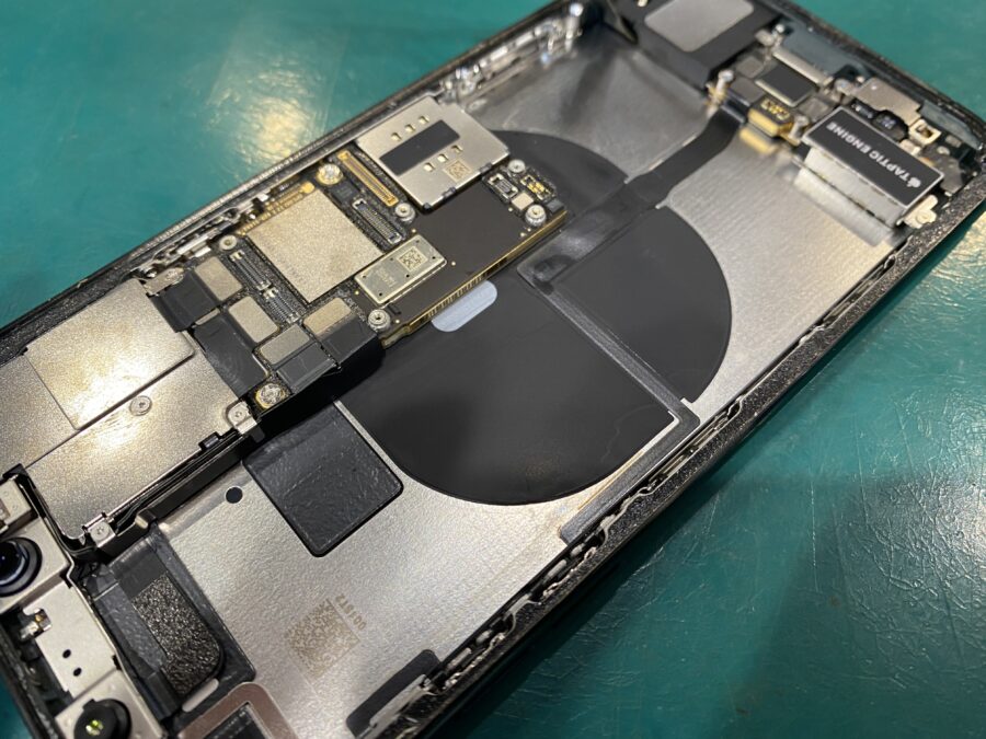 iPhone 11 Pro(アイフォン)のバッテリーとフィルムの交換です！ - 即日修理のスマホ修理工房ペリエ千葉店へ！