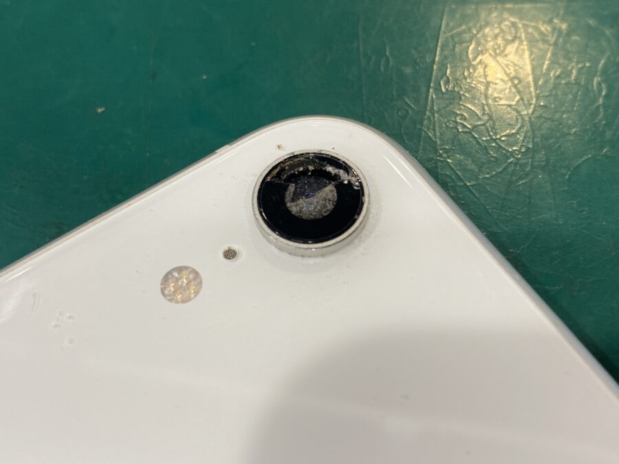 iPhone XR(アイフォン)のカメラレンズが割れてしまいました！ - 即日修理のスマホ修理工房ペリエ千葉店へ！