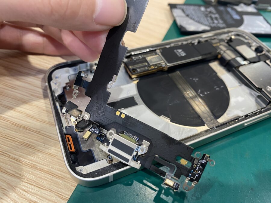 iPhone 13(アイフォン)で充電出来なくなりました。 - 即日修理のスマホ修理工房ペリエ千葉店へ！