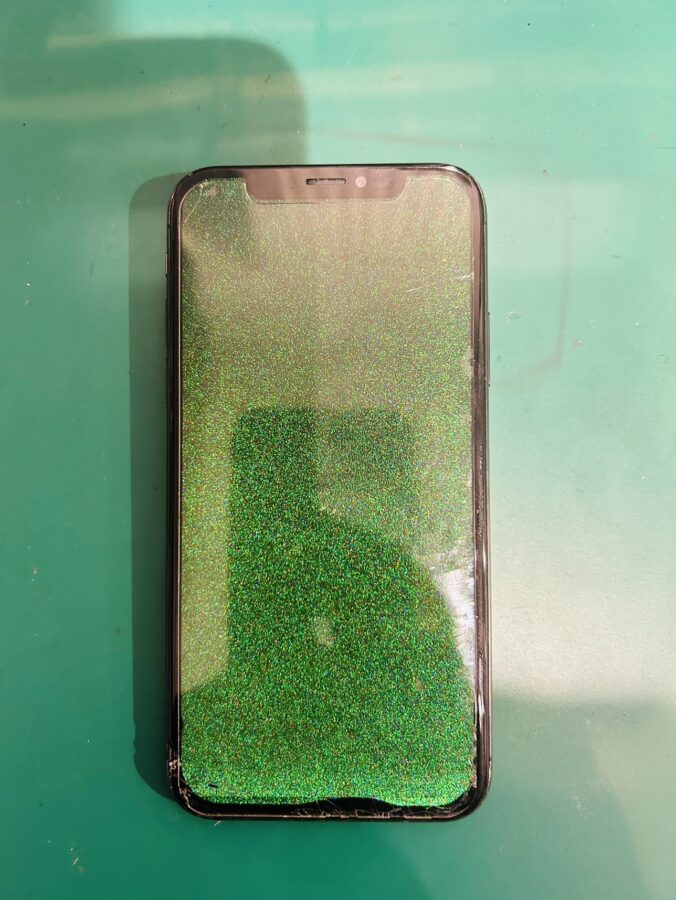 iPhoneXS（アイフォンXS）の画面緑色表示の修理ならデータそのまま、即日修理の「スマホ修理工房渋谷店」へ！