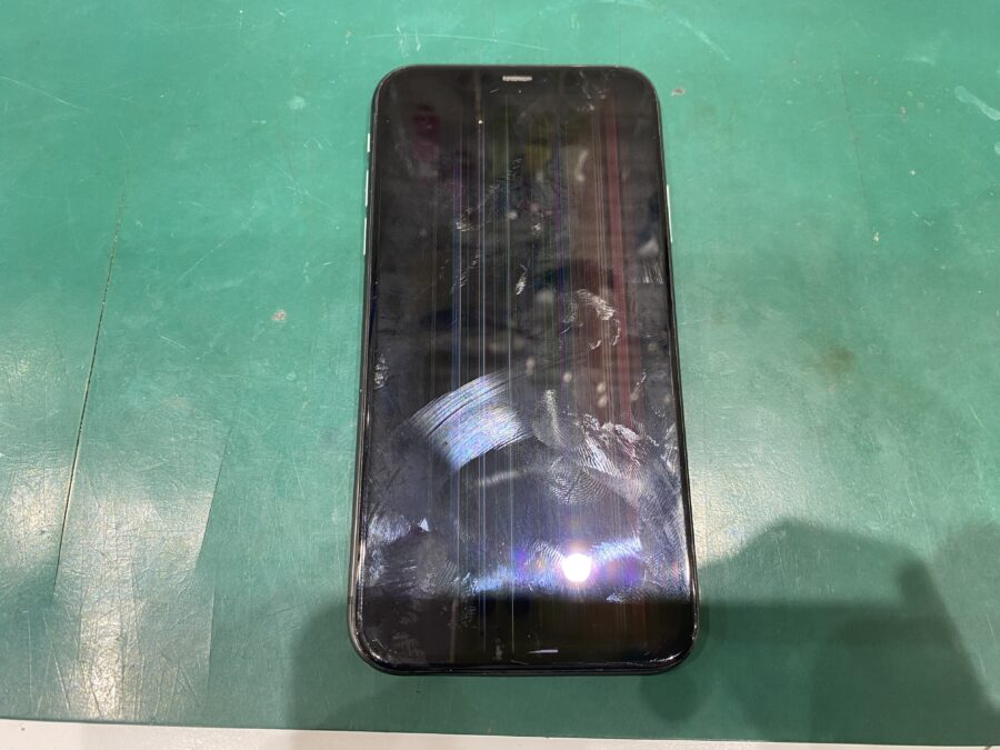 江東区西大島、亀戸近くのスマホ修理店！iPhone11(アイフォン)落として画面が壊れた、液晶が映らない、タッチ効かないなど