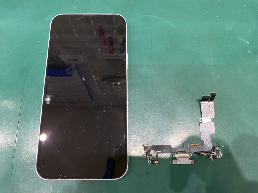 江東区西大島、亀戸近くのスマホ修理店！iPhone14Plus(アイフォン)ケーブルを上に傾けないと充電が出来ない