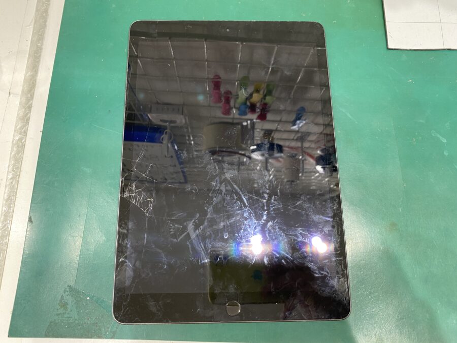 江東区西大島、亀戸近くのスマホ修理店！iPad7(アイパッド)のガラスが割れてしまった。タッチが効かないなど
