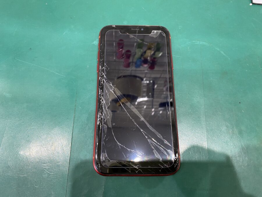 江東区西大島、亀戸近くのスマホ修理店！iPhoneXR(アイフォン)画面が割れてしまって映らない。