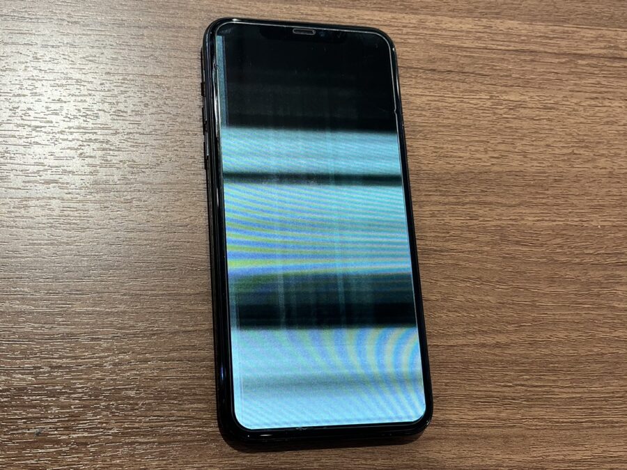 iPhone11ProMax（アイフォン）の液晶画面が壊れたテレビみたいに…！？それ、スマホ修理工房渋谷店で直せますよ！