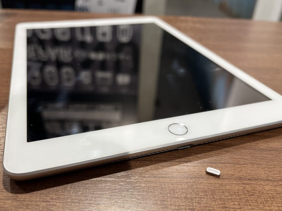 iPad6（アイパッド第6世代）の充電コネクタに折れたケーブルの先端が詰まった！？【スマホ修理工房渋谷店】