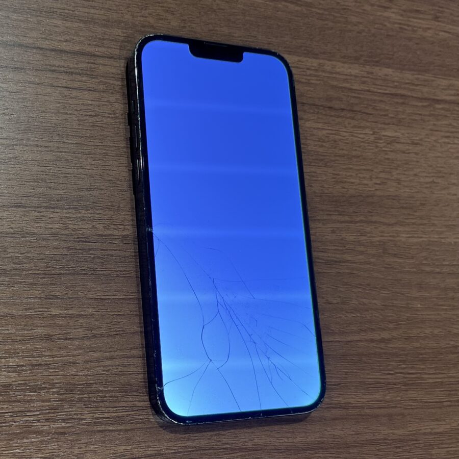 iPhone13ProMax（アイフォン）の液晶画面が青白くなって何も見えない…！そのお悩み、スマホ修理工房渋谷店なら即日