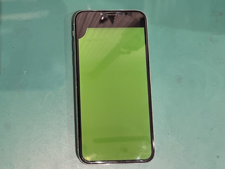 iPhoneX（アイフォンX）の液晶破損で緑色の画面に、データそのまま、即日修理の「スマホ修理工房渋谷店」にお任せ！！