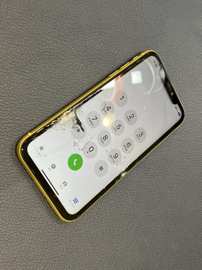 ガラス割れと液晶不良の症状が出ているiPhone11パネルの交換を行いました!【スマホ修理工房仙台パルコ2店】