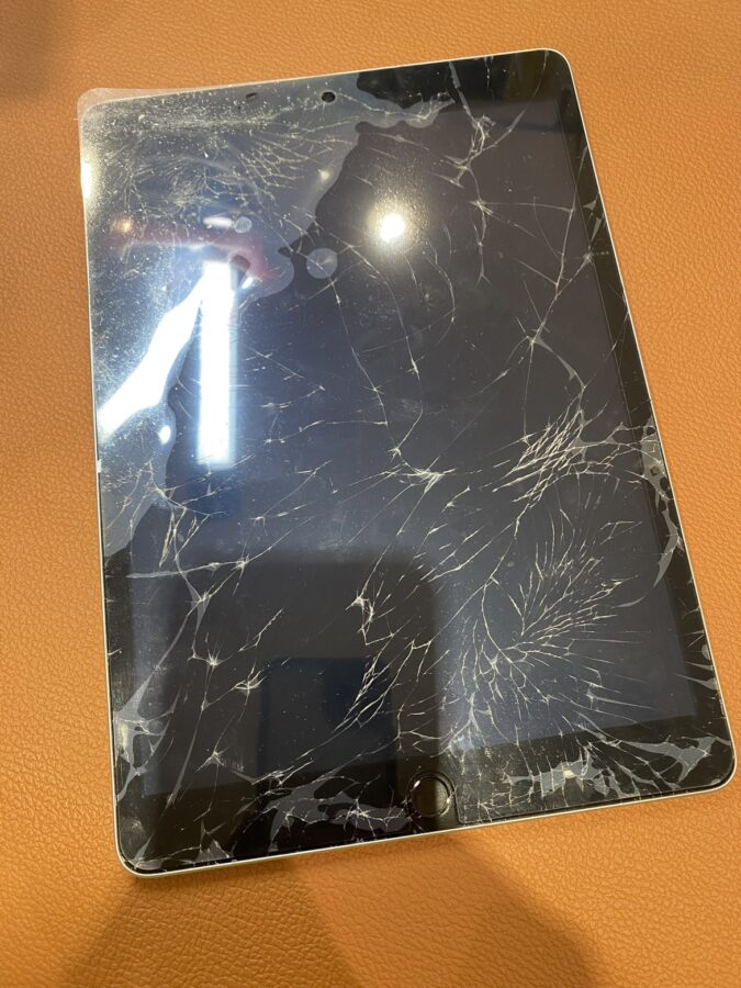 ガラスが激しく割れてしまったiPad(アイパッド)の第9世代パネル交換を行いました!【スマホ修理工房仙台PARCO2店】