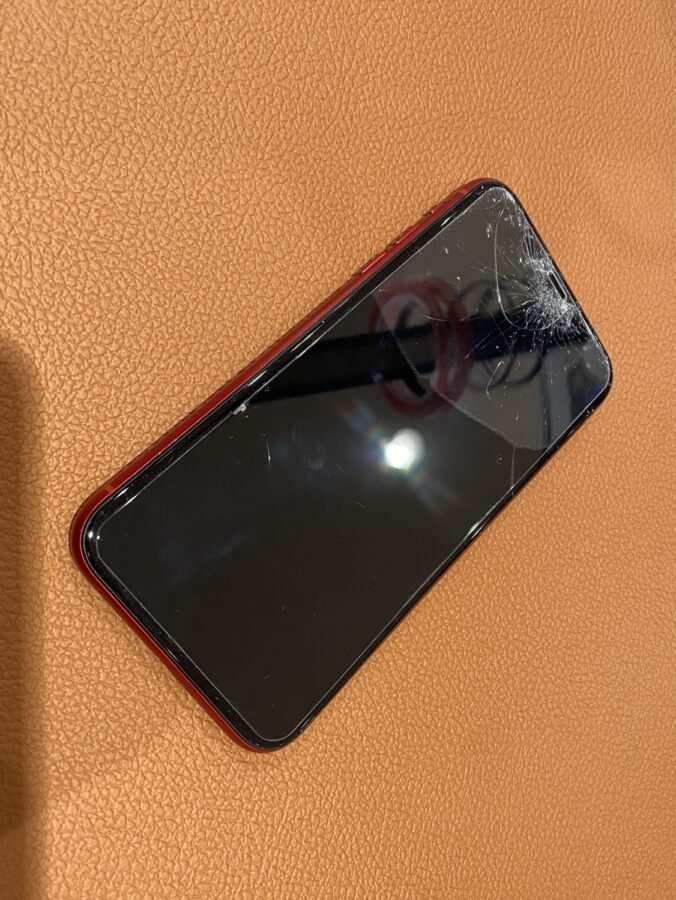 ガラスの割れたiPhoneXR(アイフォンテンアール)青葉区よりお持ち込み頂きました!【スマホ修理工房仙台PARCO2店】