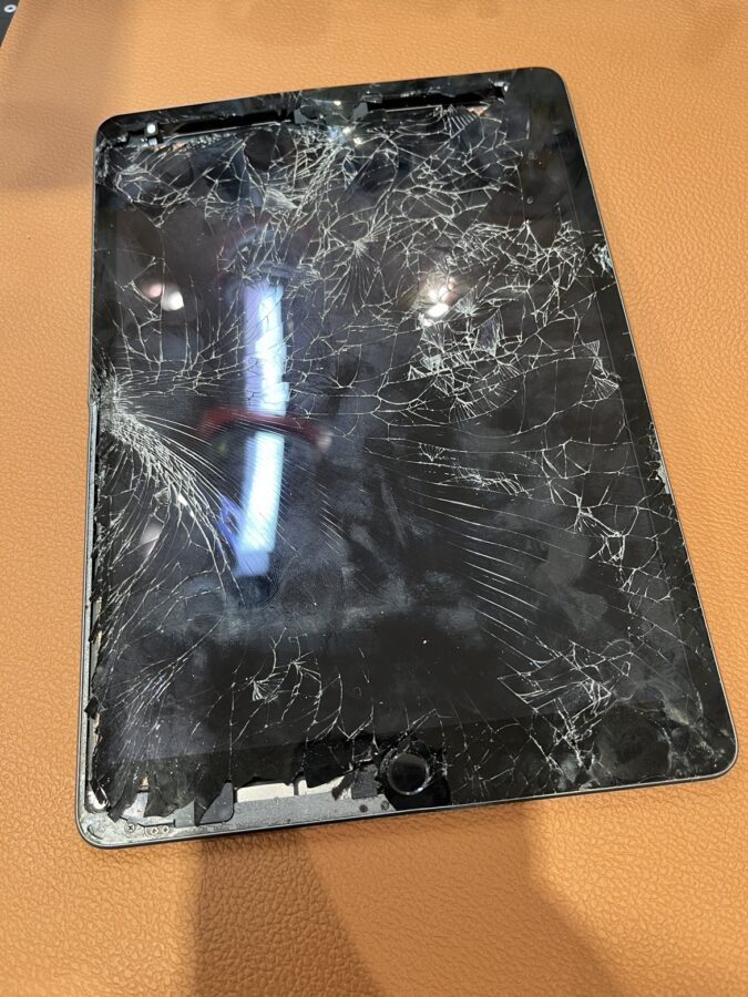 ガラスが全てバキバキにわれてしまったiPad(アイパッド)修理を行いました!【スマホ修理工房仙台PARCO2店】