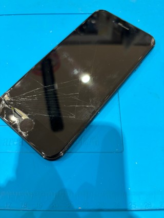 パネルの左下に穴が出来てしまったiPhone8(アイフォン)画面交換を行いました!【スマホ修理工房仙台PARCO2店】