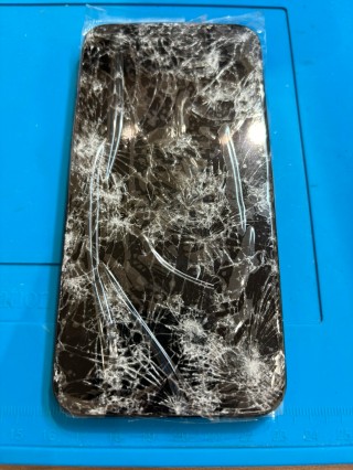 パネルの全体が大きく割れてしまったiPhone11(アイフォンイレブン)若林区よりお持ち込み頂きました!