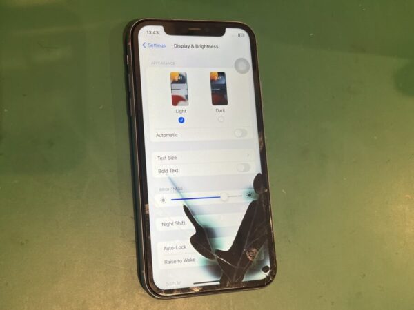 ガラスが割れて、液晶が黒く滲んてるiPhone11（アイフォン）だって、スマホ修理工房渋谷店でキレイに元通り修理可能！