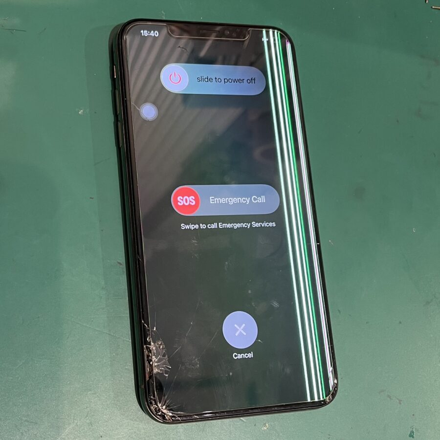 ガラスが割れて、液晶にも緑線入ったiPhone12Pro（アイフォン）。スマホ修理工房渋谷店なら、キレイに元通り出来る