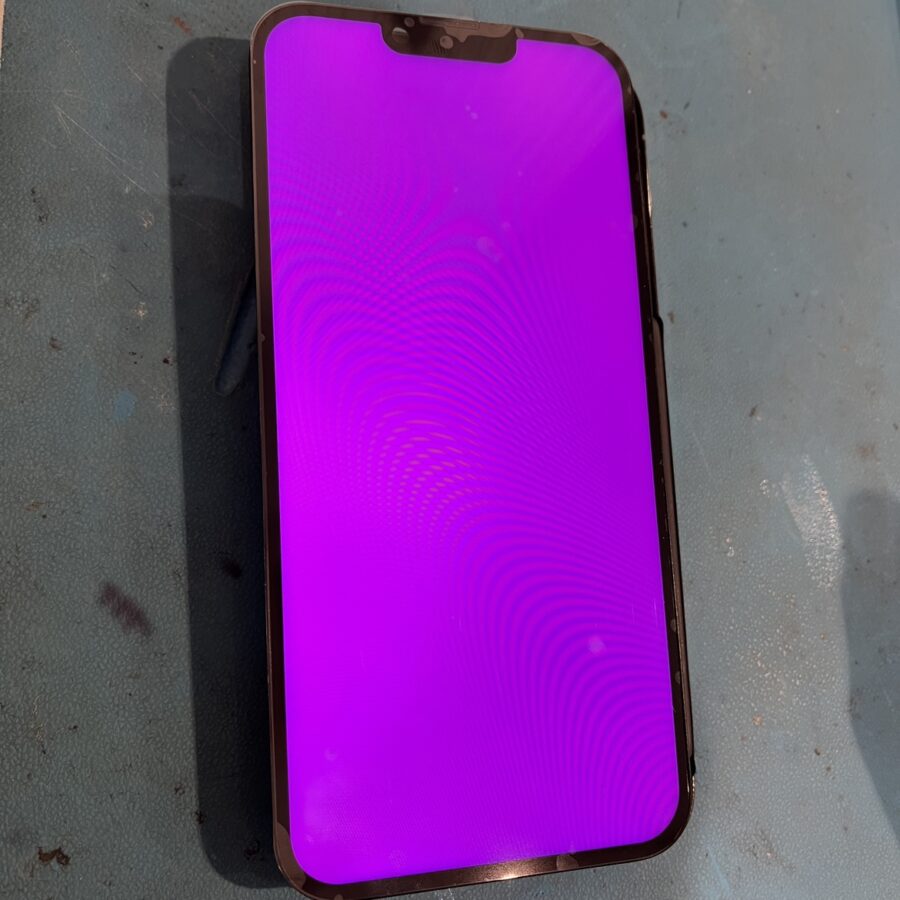 iPhone13ProMax（アイフォン）の液晶画面が紫色に…！？液晶破損修理なら、スマホ修理工房渋谷店にお任せください！
